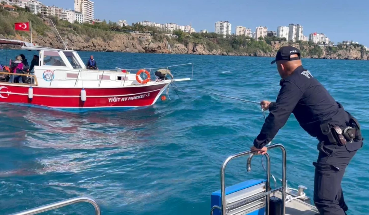 Son dakika haberleri | Açıldıkları tekne ile falezlere çarpmak üzere olan 9 kişinin imdadına deniz polisi yetişti