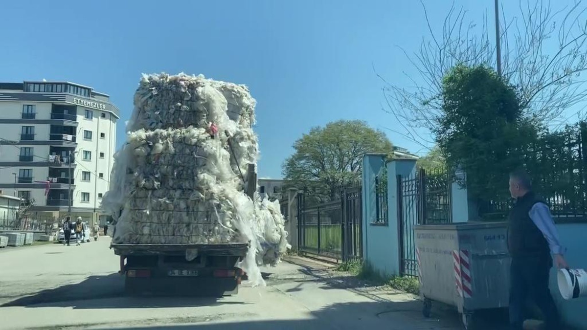 Son dakika haberi! Aşırı yük dolu olan kamyonetin tehlikeli yolculuğu kamerada