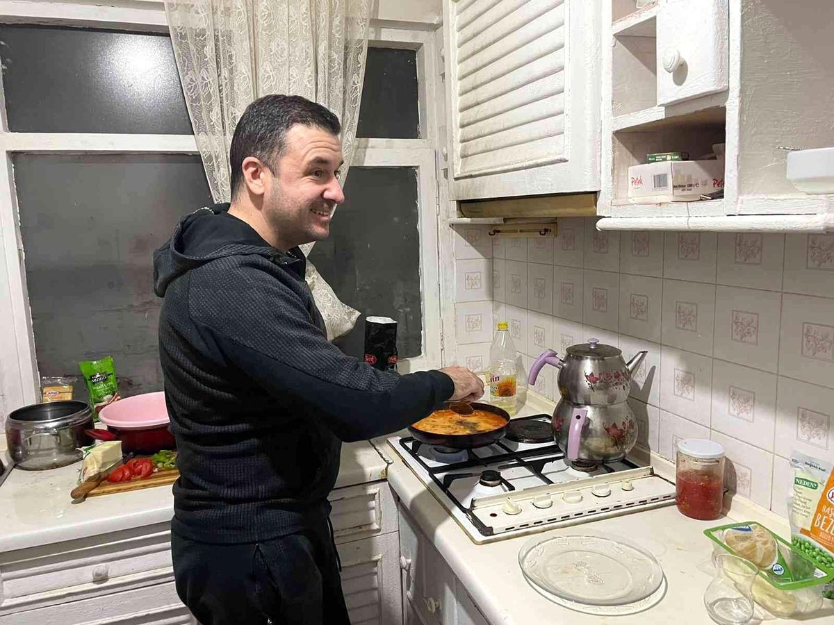 Bağatar, sahurda konuk olduğu öğrenci evinde menemen pişirdi