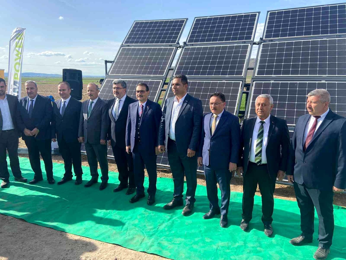 Bakan Dönmez yeni tasarlanan güneş enerji sistemini inceledi