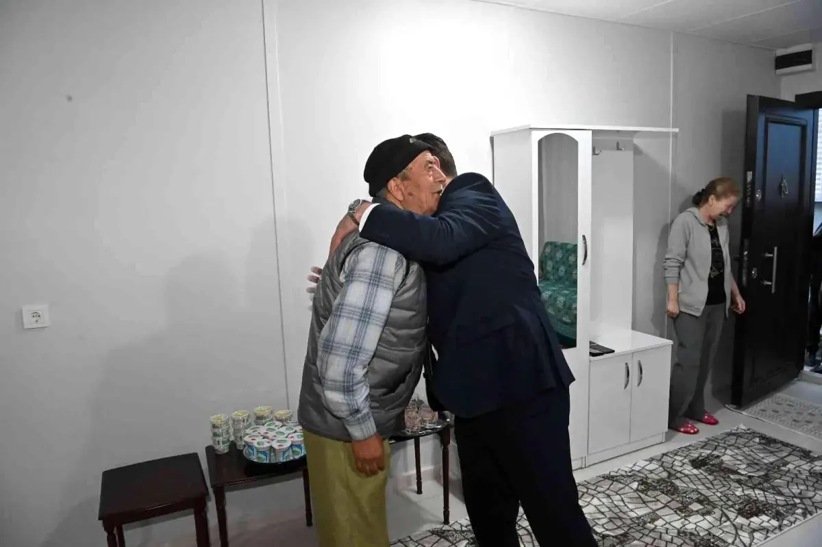 Son dakika haberi... Balıkesir Büyükşehir Belediyesi yangın mağduru yaşlı çift için yeni ev inşa etti