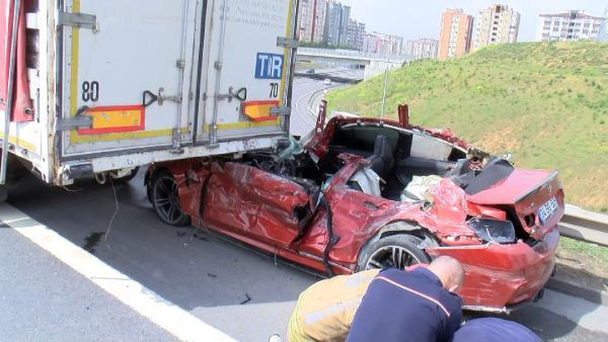 Başakşehir'de otomobil TIR'ın altına girdi; 1 ölü