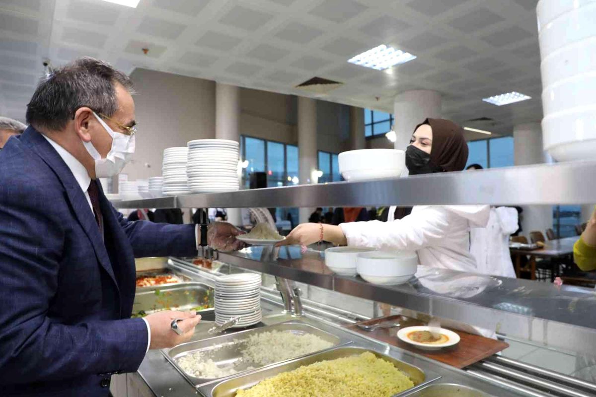 Başkan Demir: 'Öğrenciler her türlü sıkıntıda kapımızı çalabilir'