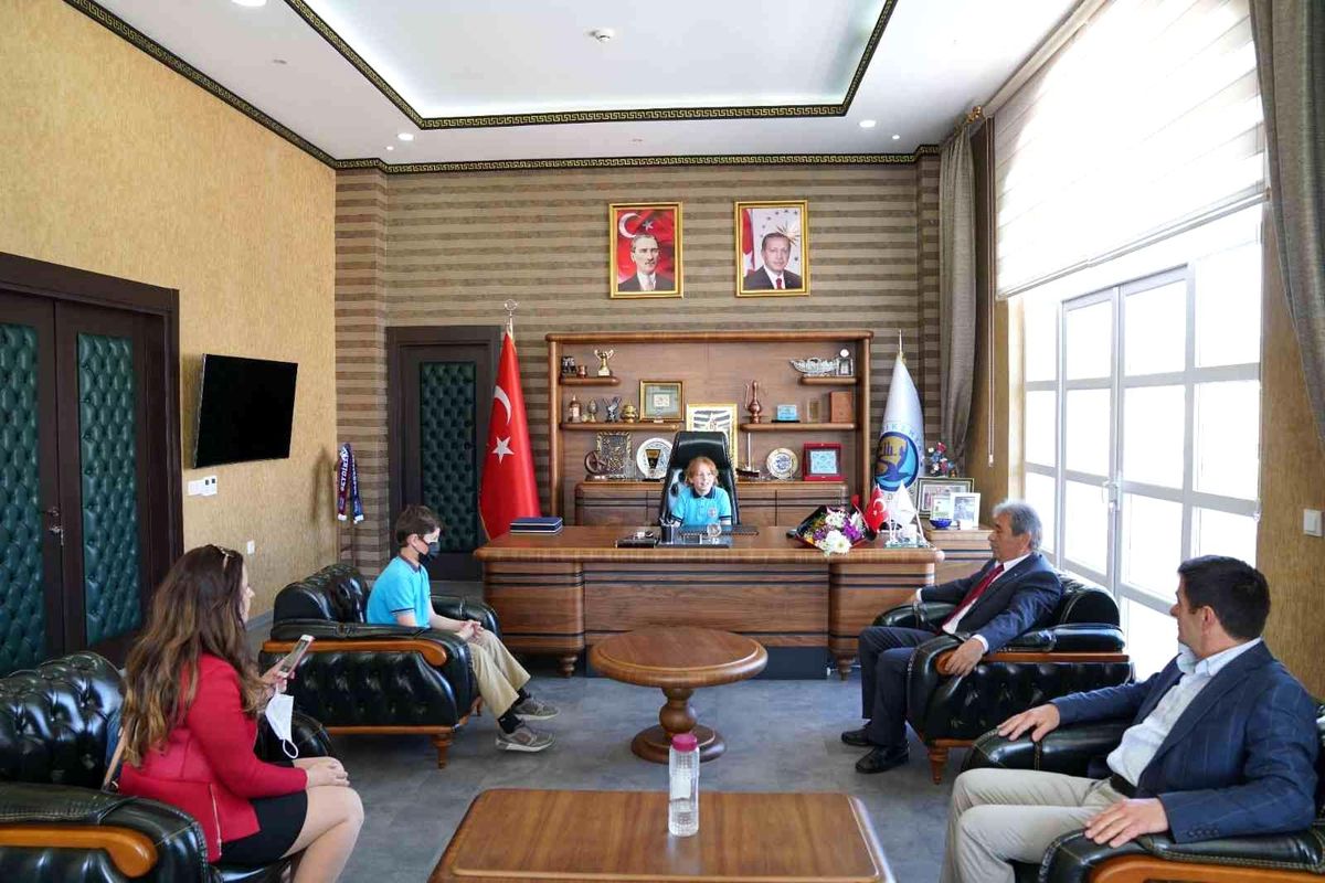 Son dakika haber | Başkan koltuğuna oturan çocuklar yatırımları konuştu