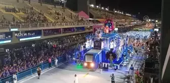 Brezilya'da dans okulları geçit töreni düzenledi