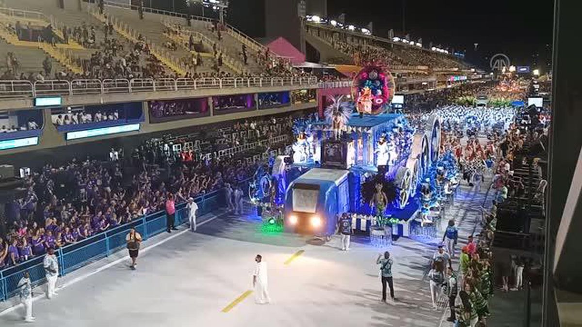 Brezilya'da dans okulları geçit töreni düzenledi