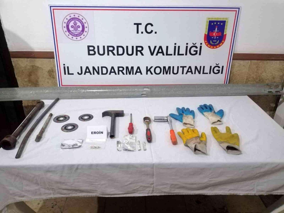 Burdur\'da otoyoldaki bariyer demirlerini çaldılar