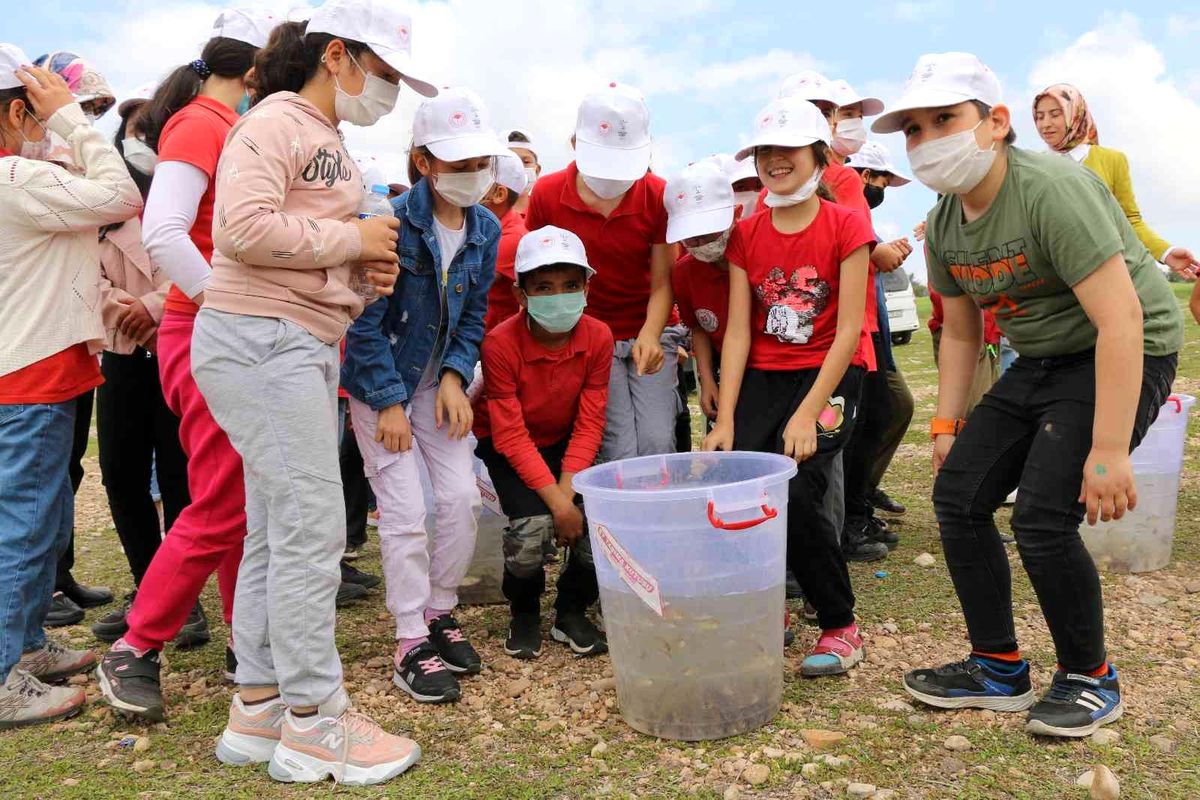 Çocuklar göle balık bırakarak 23 Nisan\'ı kutladılar