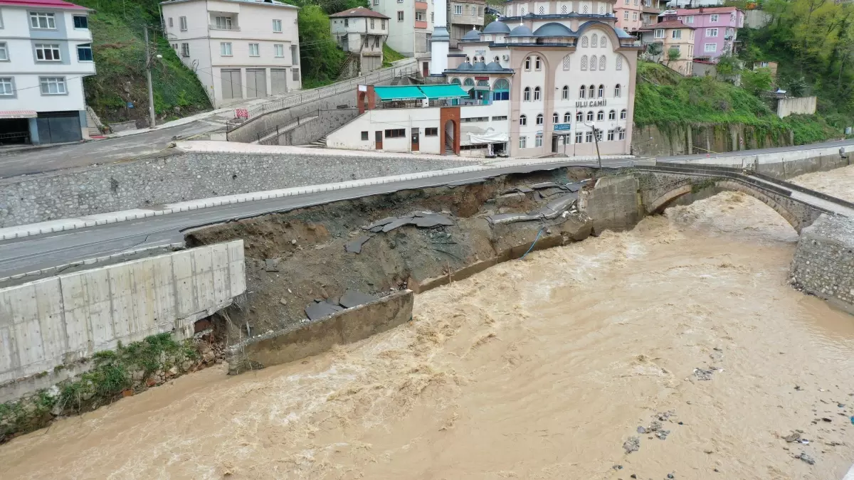 Dereli\'de çöken yolda Aksu Deresi\'nin debisinin düşmesiyle çalışma yapılacak