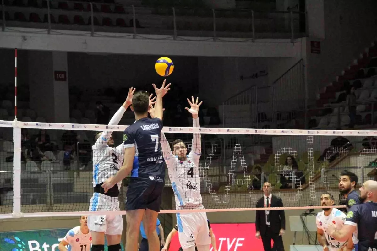 Efeler Ligi: Arkas Spor: 2 Halkbank: 3