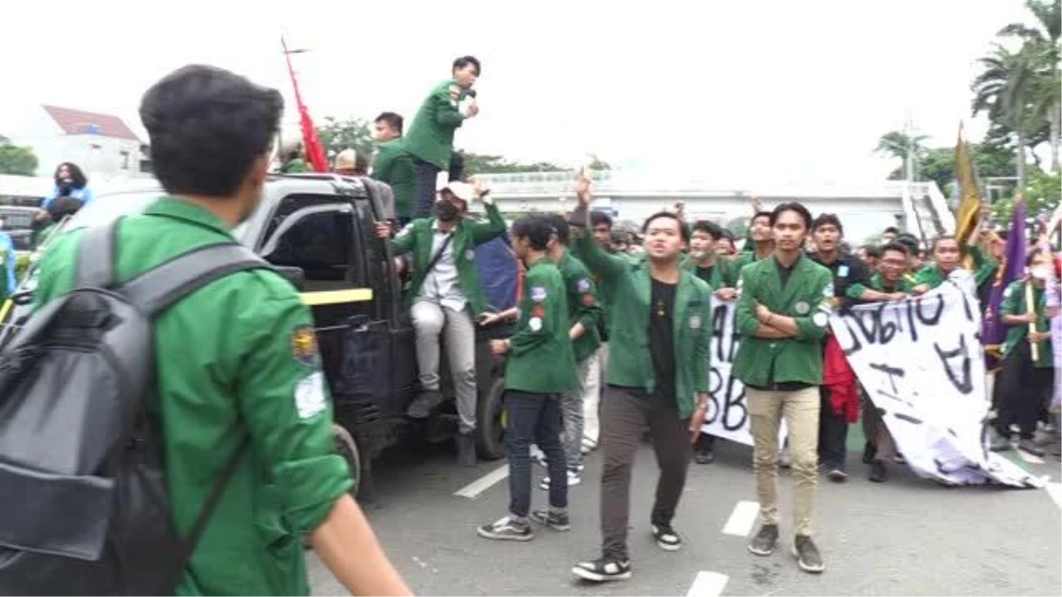 Endonezya\'da seçimlerin erteleneceği iddiaları nedeniyle protesto düzenlendi