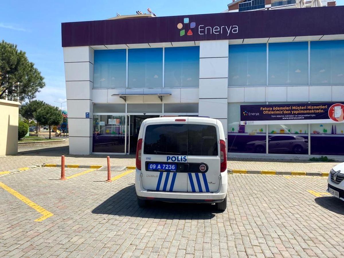 Enerya\'nın yüksek faturasına isyan eden vatandaşı, polis sakinleştirdi