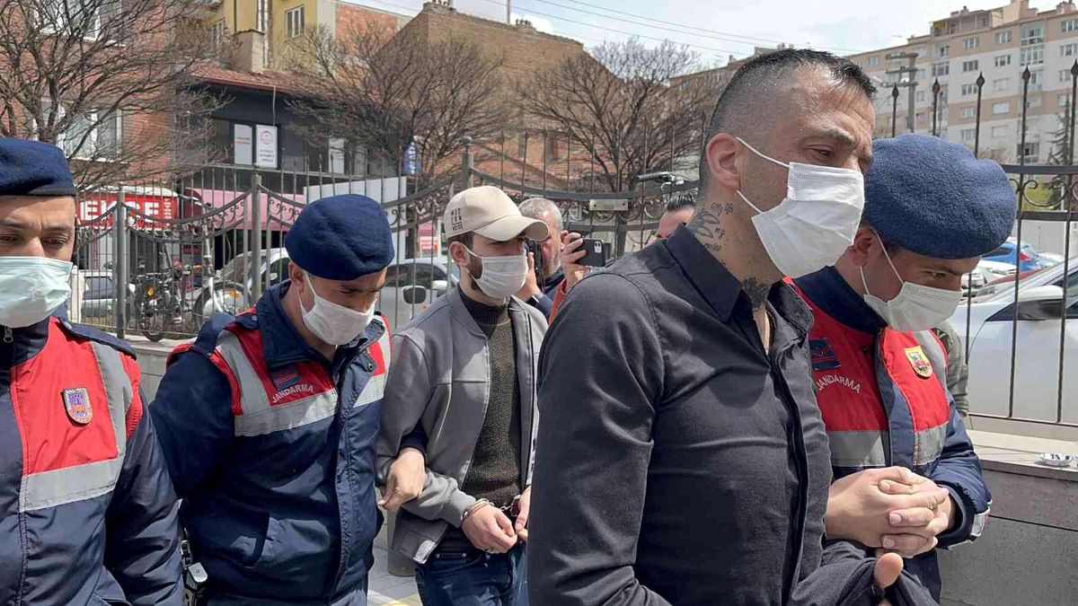 Evlerinden uyuşturucu satışı yaptıkları iddiasıyla yakalandılar