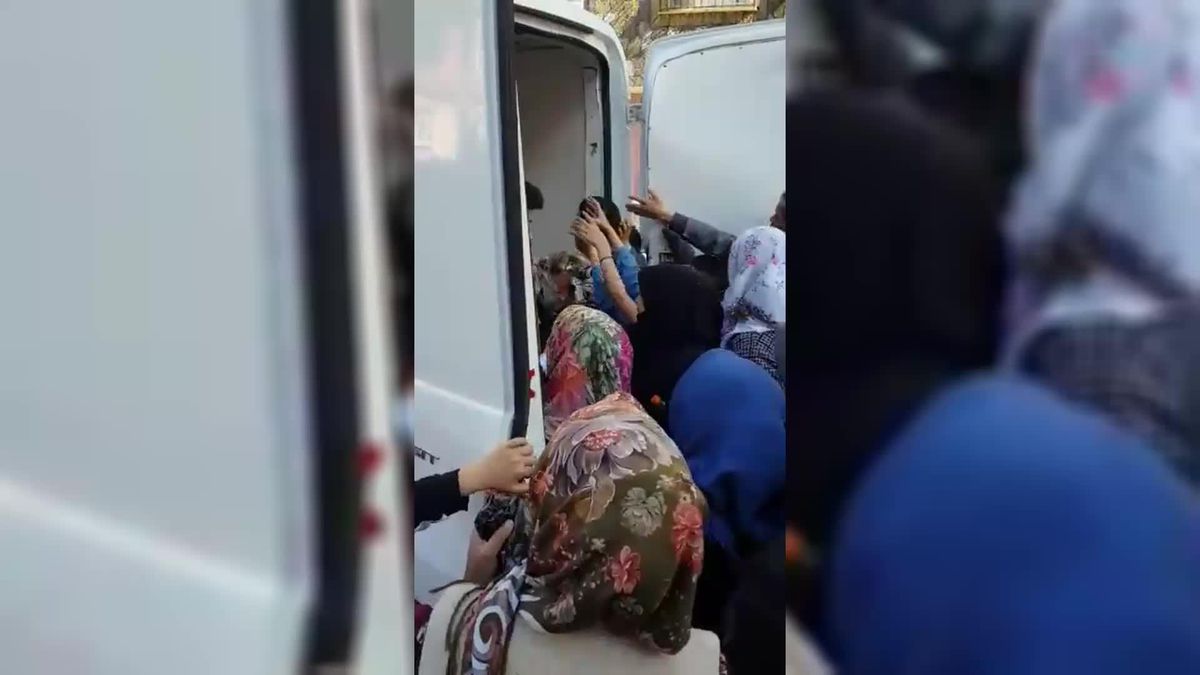 Gaziantep Büyükşehir Belediyesi'nin Ekmek Dağıtımında İzdiham Yaşandı. Ali Haydar Hakverdi: 'Bu Rezillik Elbet Bitecek'