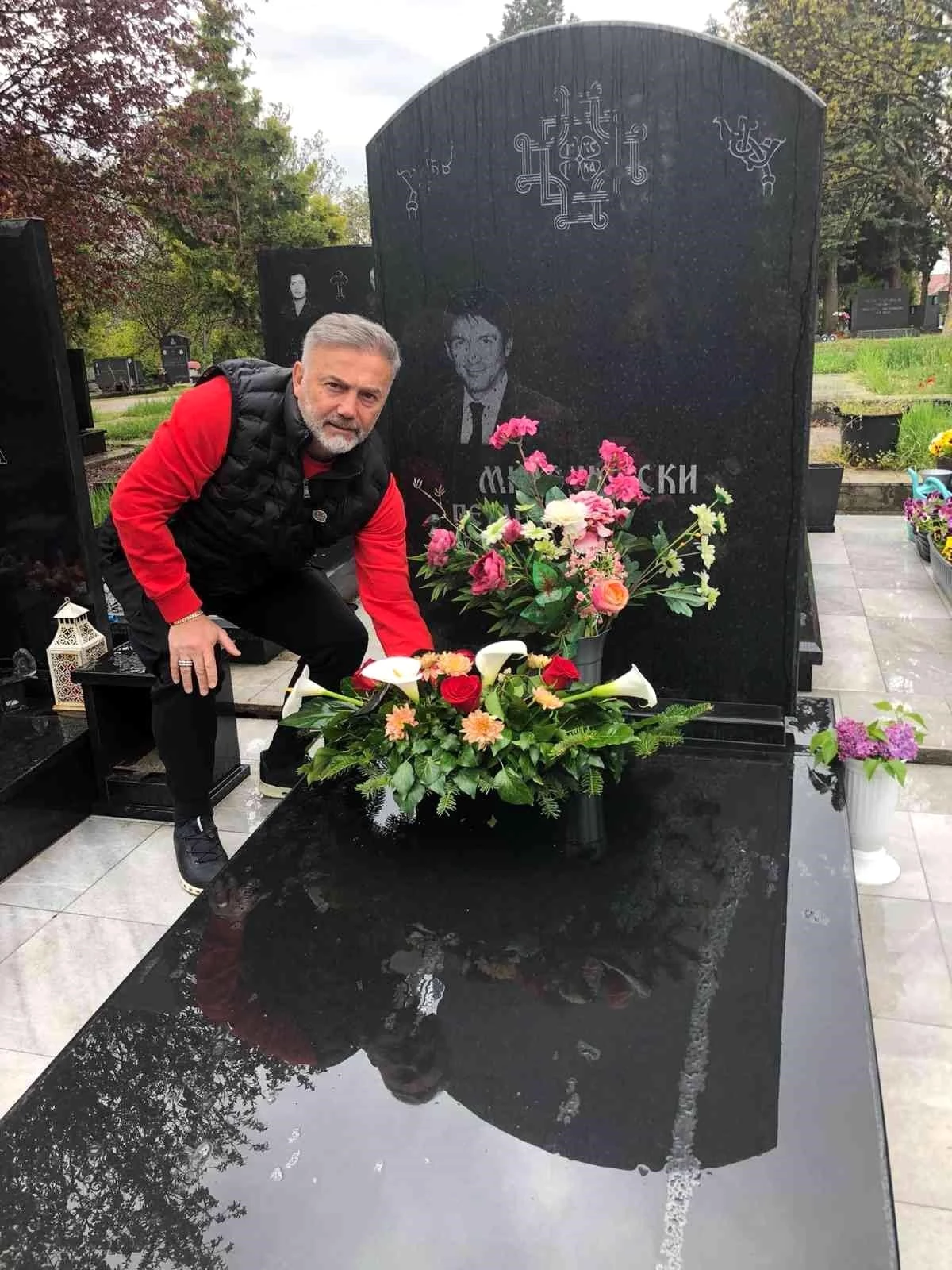 Hami Mandıralı\'dan Makedonya\'daki eski takım arkadaşının mezarına ziyaret