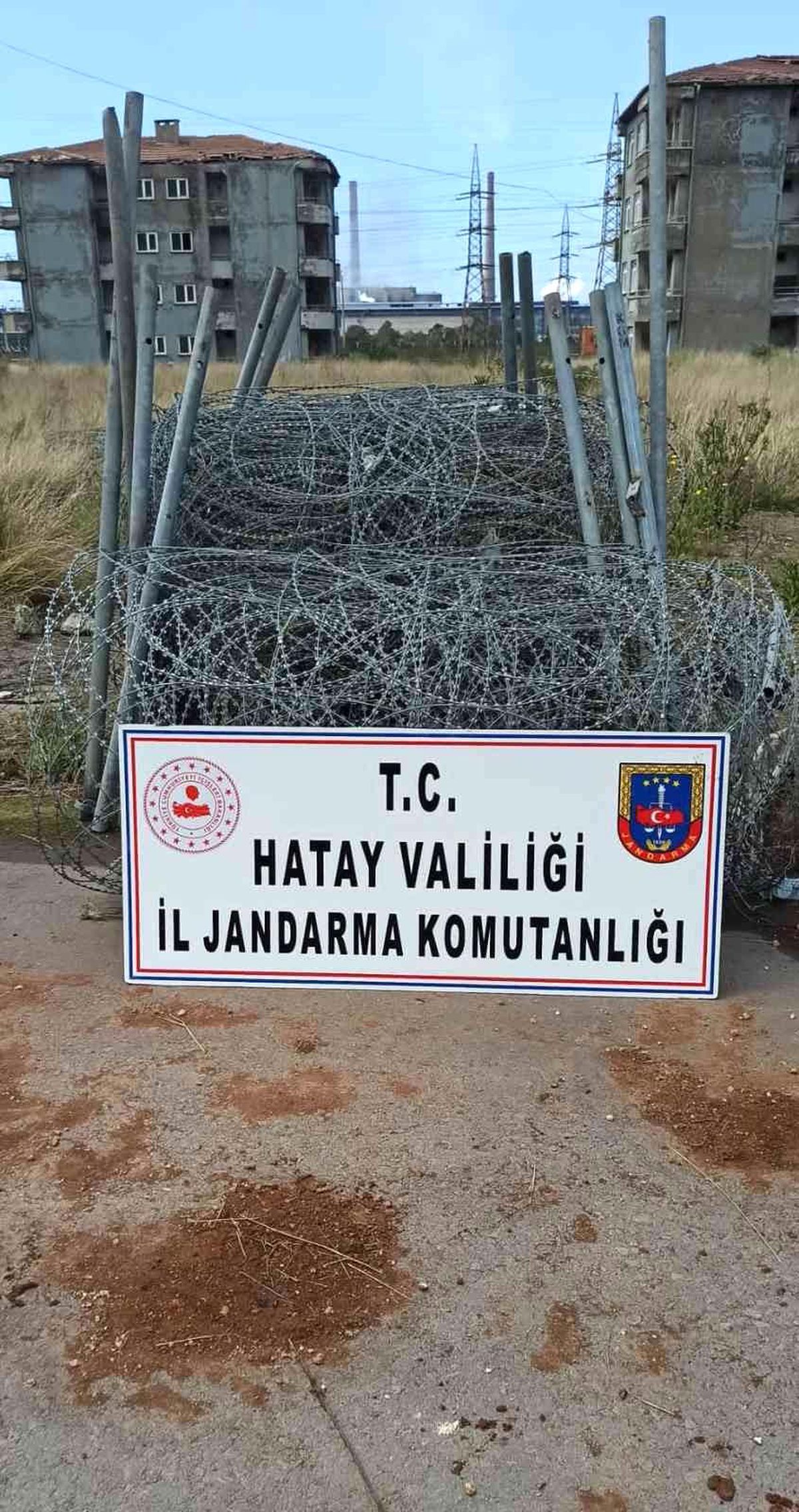 Hatay\'da otoyoldaki tel örgü ve demir direkleri çalan şüpheli yakalandı