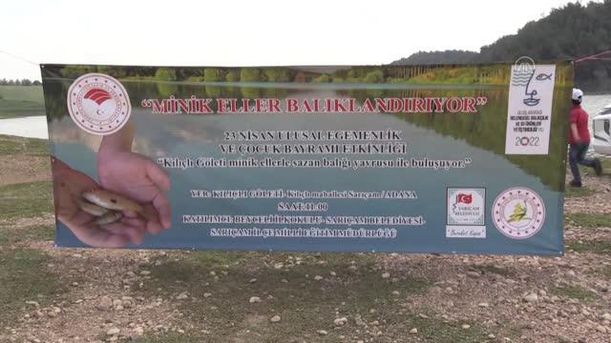 İlkokul öğrencileri gölete yavru balık bıraktı