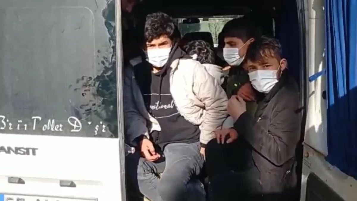 İzmir\'de Kontrol İçin Durdurulan Minibüsten 28 Afgan Göçmen Çıktı