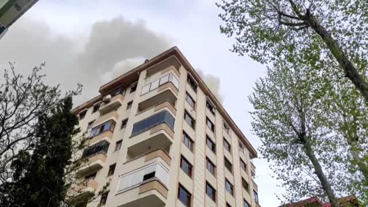 Son dakika haberleri: Kadıköy'de 10 katlı boş binanın çatısındaki yangın söndürüldü