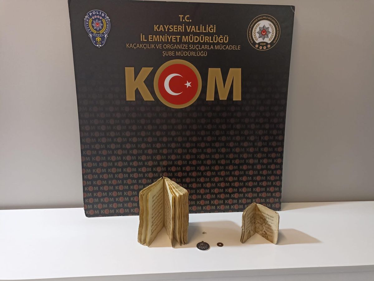 Piyasa değeri 3 milyon TL olan 5 asırlık 2 adet Kur\'an-ı Kerim ele geçirildi