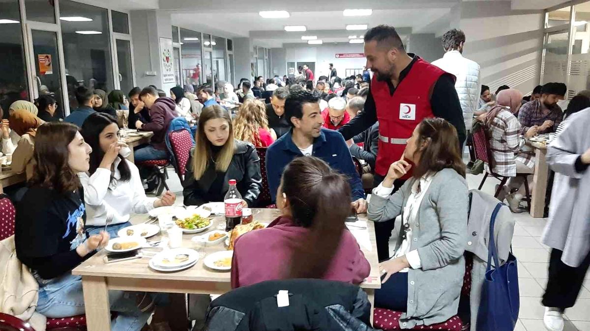 Kızılay gönüllüsü 200 genç iftarda buluştu