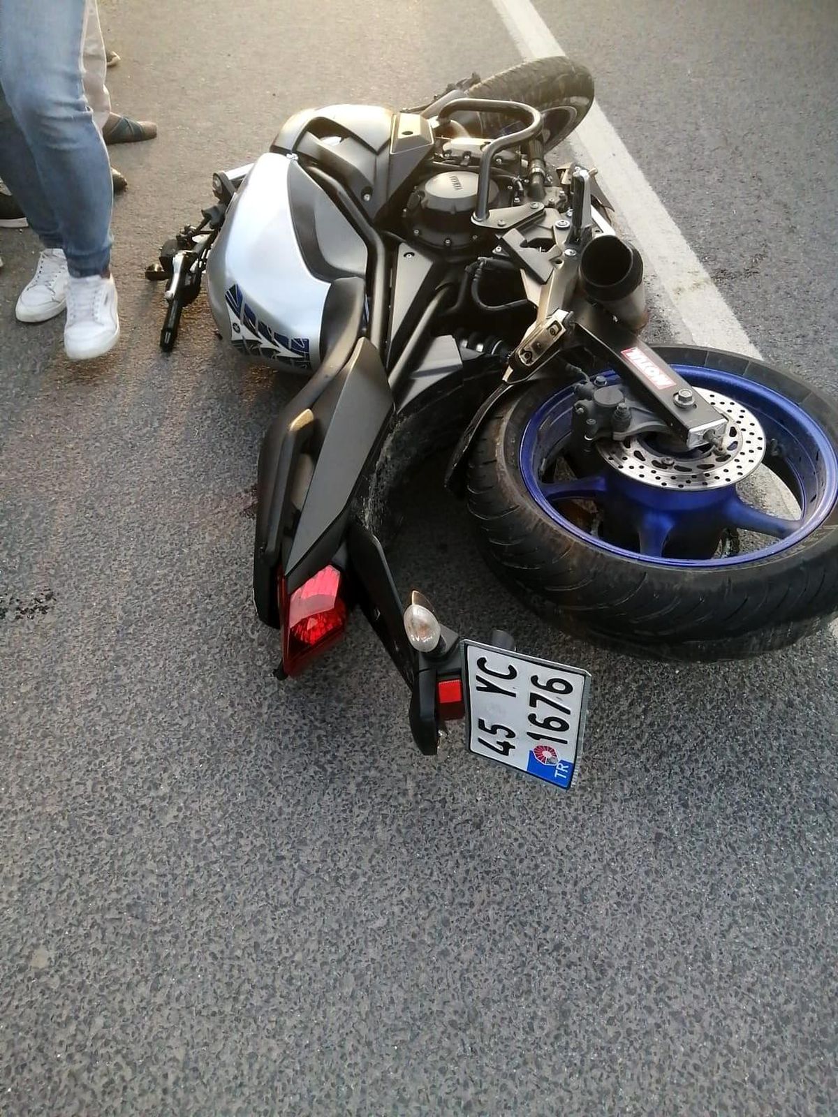 Kontrolden çıkan motosiklet devrildi: 1\'i ağır 2 yaralı