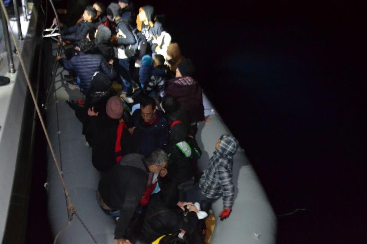 Kuşadası açıklarında 28 düzensiz göçmen kurtarıldı