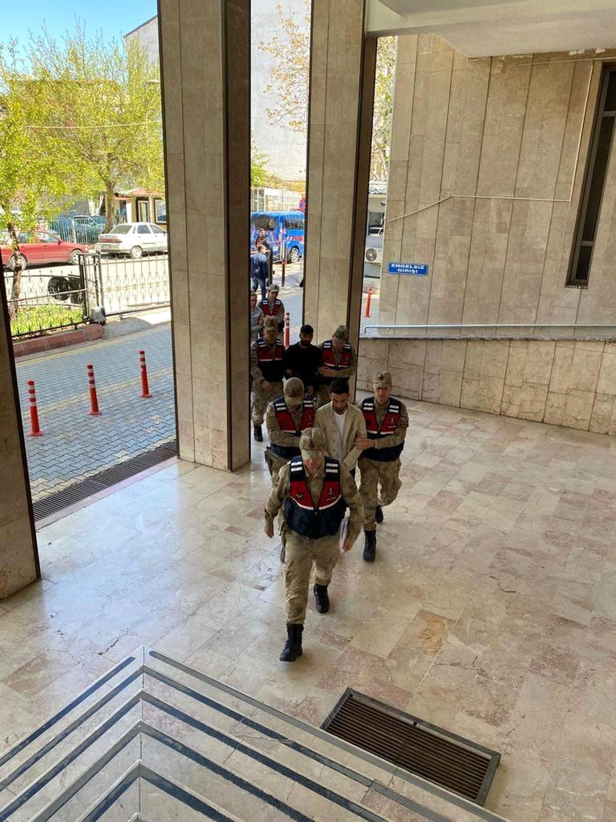 Malatya'da 2 ilçede 6 adrese eş zamanlı operasyon: 6 gözaltı