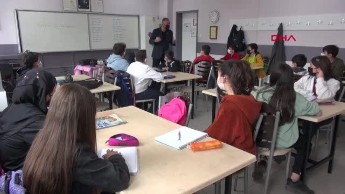 ÖĞRETMENDEN DERS ARASI 'MÜZİK' MOLASI