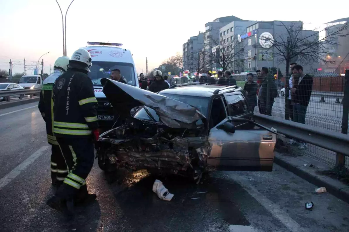 Otomobilin çarptığı aydınlatma direği 2 otomobilin üstüne devrildi: 6 yaralı