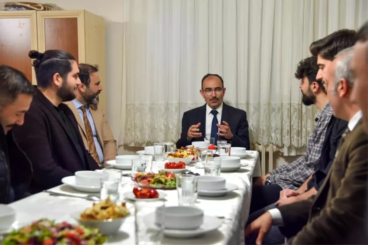 Rektör Beydemir iftarını öğrenci evinde açtı