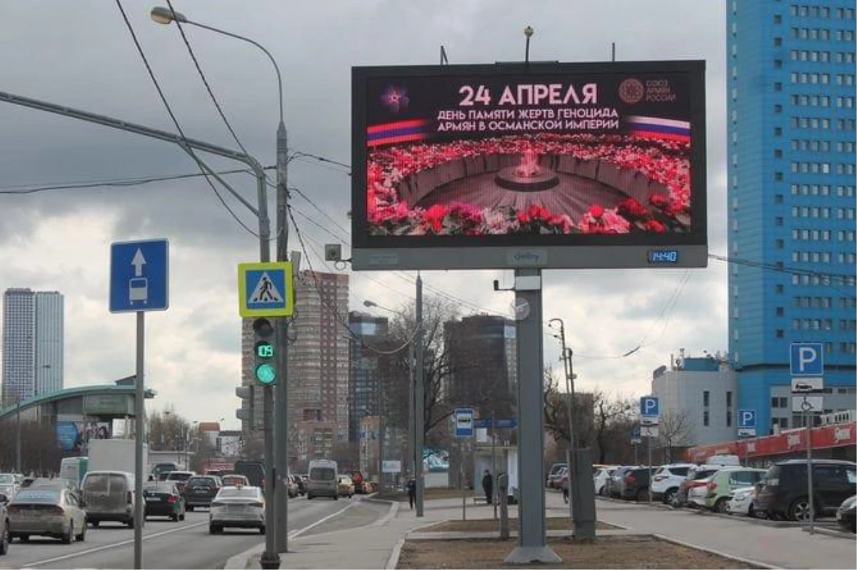 Ukrayna\'yı açıkça işgal eden Rusya, Moskova\'yı sözde Ermeni soykırımını kınayan bilboardlarla donattı