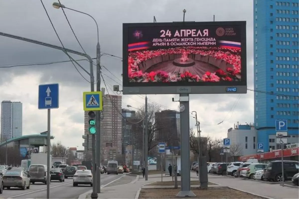 Ukrayna\'yı açıkça işgal eden Rusya, Moskova\'yı sözde Ermeni soykırımını kınayan bilboardlarla donattı