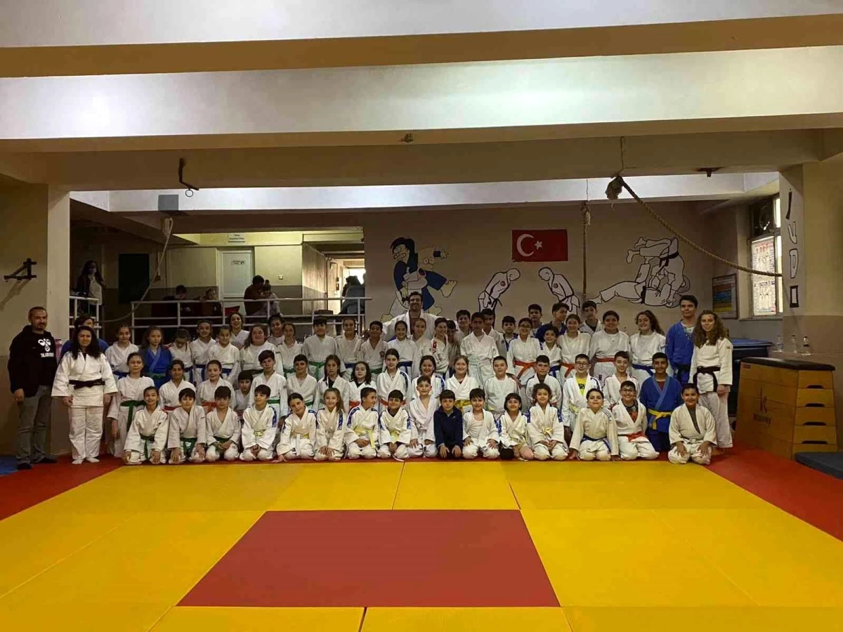 Salihli\'de 250 judocu kemer atladı