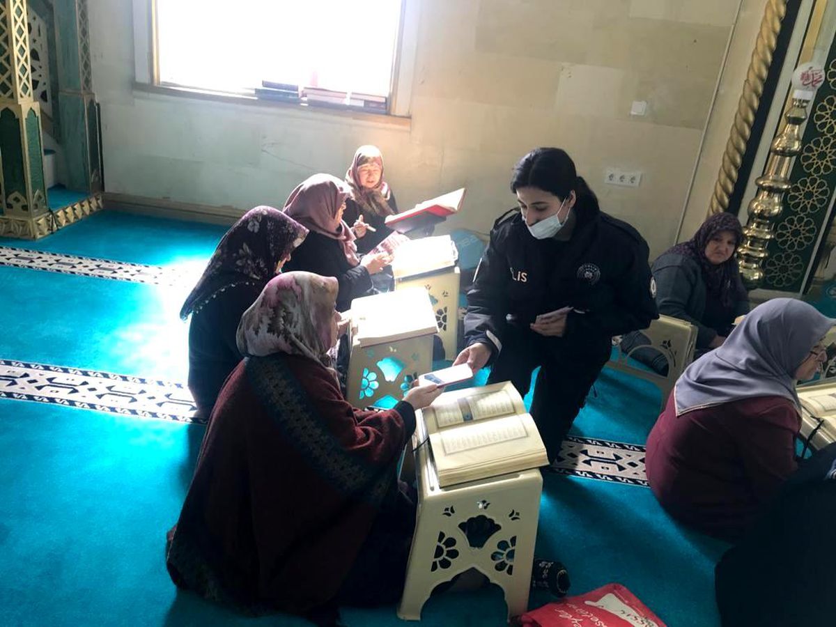 Son dakika haberi! Selendi polisinden şiddete karşı bilgilendirme