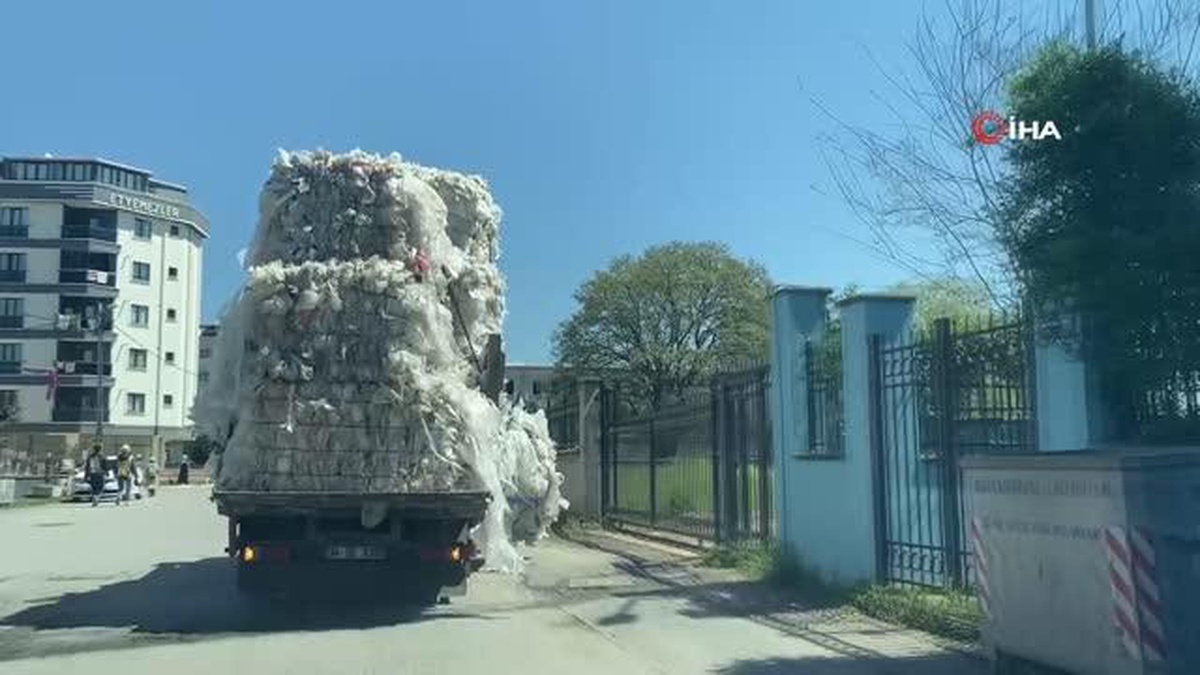 Son dakika haberleri... Sultanbeyli\'de aşırı yük dolu olan kamyonetin tehlikeli yolculuğu kamerada