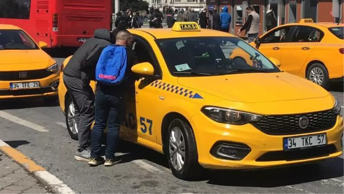 TAKSİM'DE BU KEZ TURİSTLER TAKSİCİLERLE PAZARLIK YAPTI