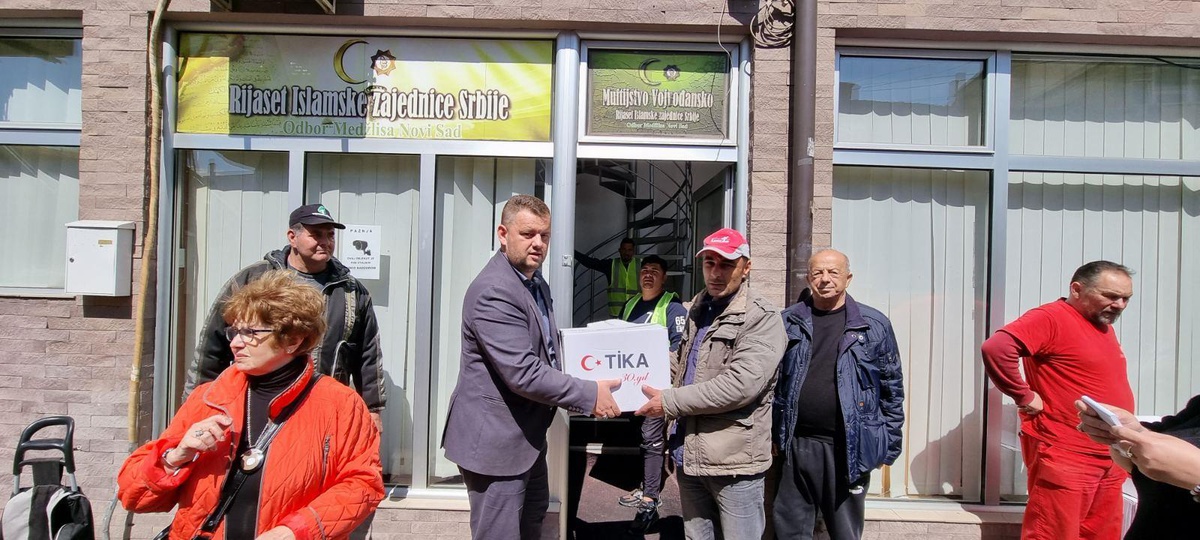 TİKA, Sırbistan\'ın Novi Sad şehrinde ihtiyaç sahiplerine ramazan kumanyası ulaştırdı