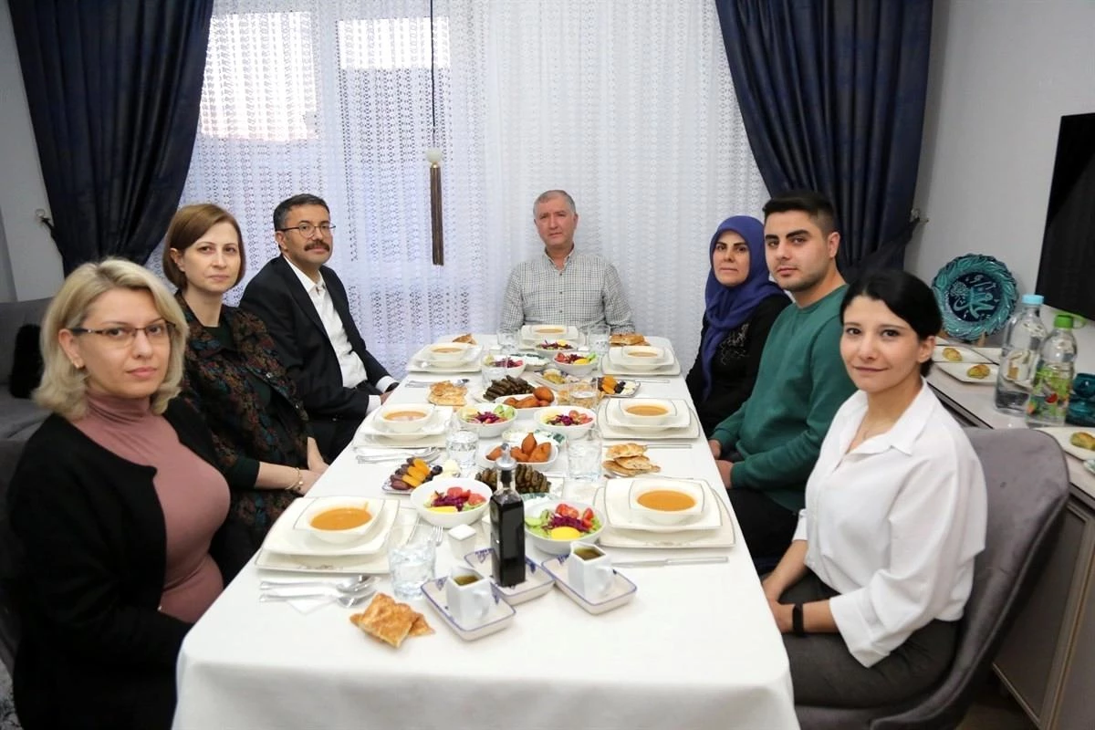 Son dakika haberi! Vali Ali Çelik ile eşi Nezihe Çelik şehit ailesiyle iftar yaptı