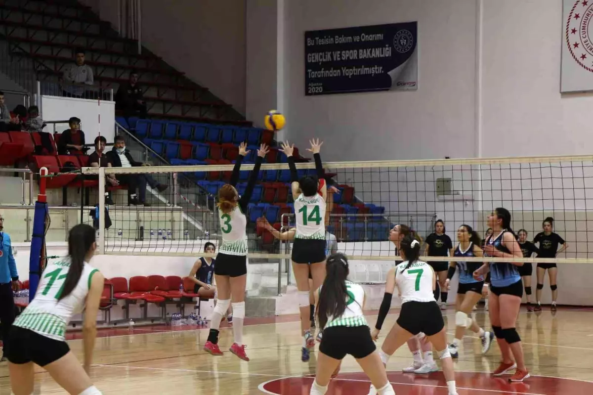 Voleybol Bölgesel Lig Kız müsabakaları Karabük\'te başladı