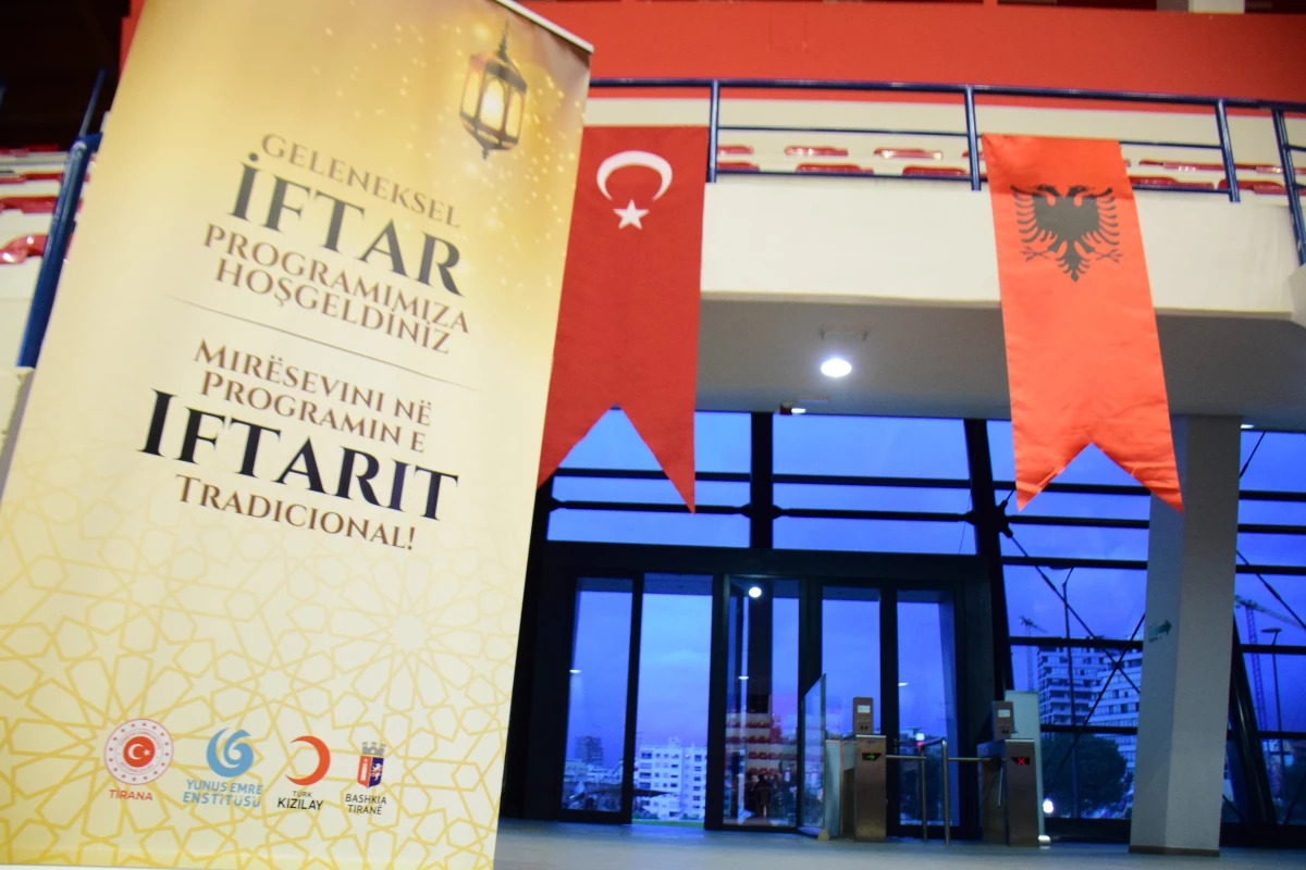 Yunus Emre Enstitüsü ile Türk Kızılay, Arnavutluk\'ta iftar verdi