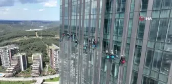 Yüzlerce metre yükseklikte çalışan işçilerin zorlu gökdelen mesaisi kamerada