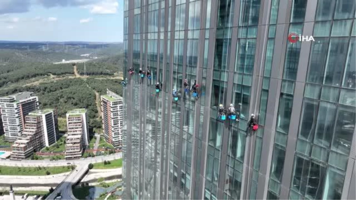 Yüzlerce metre yükseklikte çalışan işçilerin zorlu gökdelen mesaisi kamerada