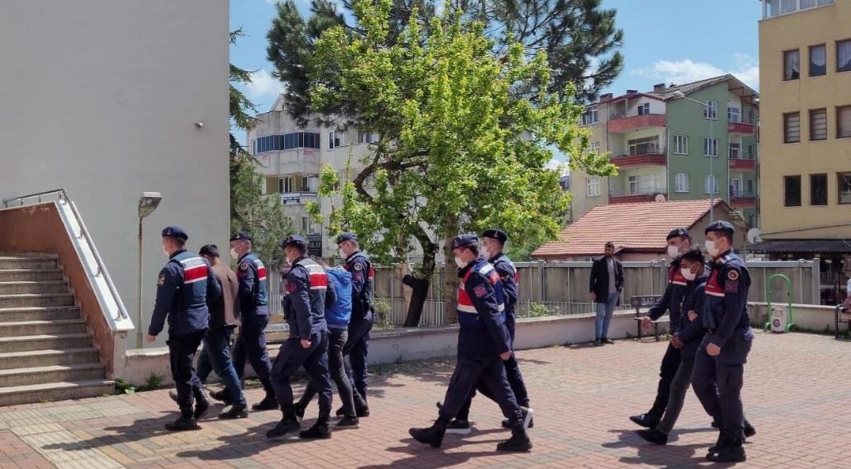 Zonguldak\'ta depodaki demirleri keserken yakalanan 4 hırsızlık zanlısından 3\'ü tutuklandı