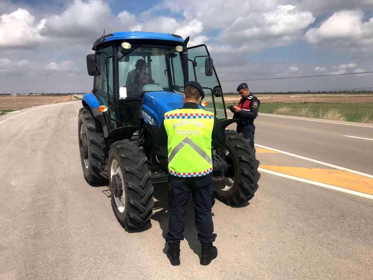 Son dakika haber... Aksaray jandarma trafikten traktörlere denetim