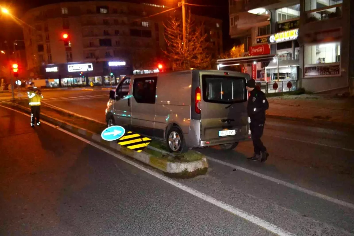 Alkollü sürücü refüje çarptı, yardıma koşan esnaf çay içmeye gitti