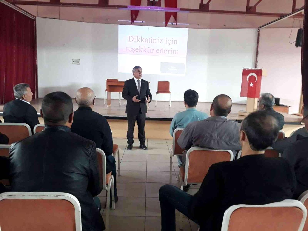Altıntaş\'ta çiftçiler sulama suyu konusunda bilgilendirildi
