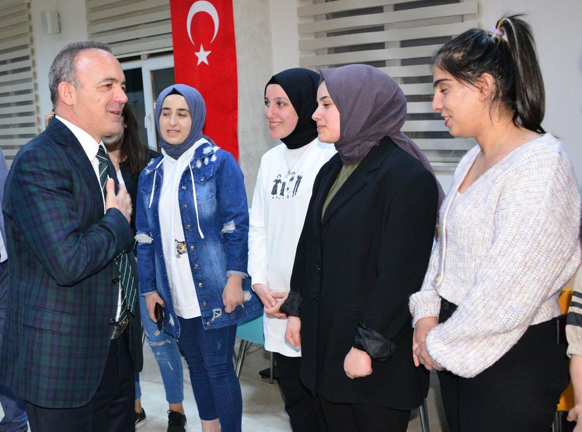Ardahan Valisi Öner, üniversiteli kız öğrencilerle iftar yaptı