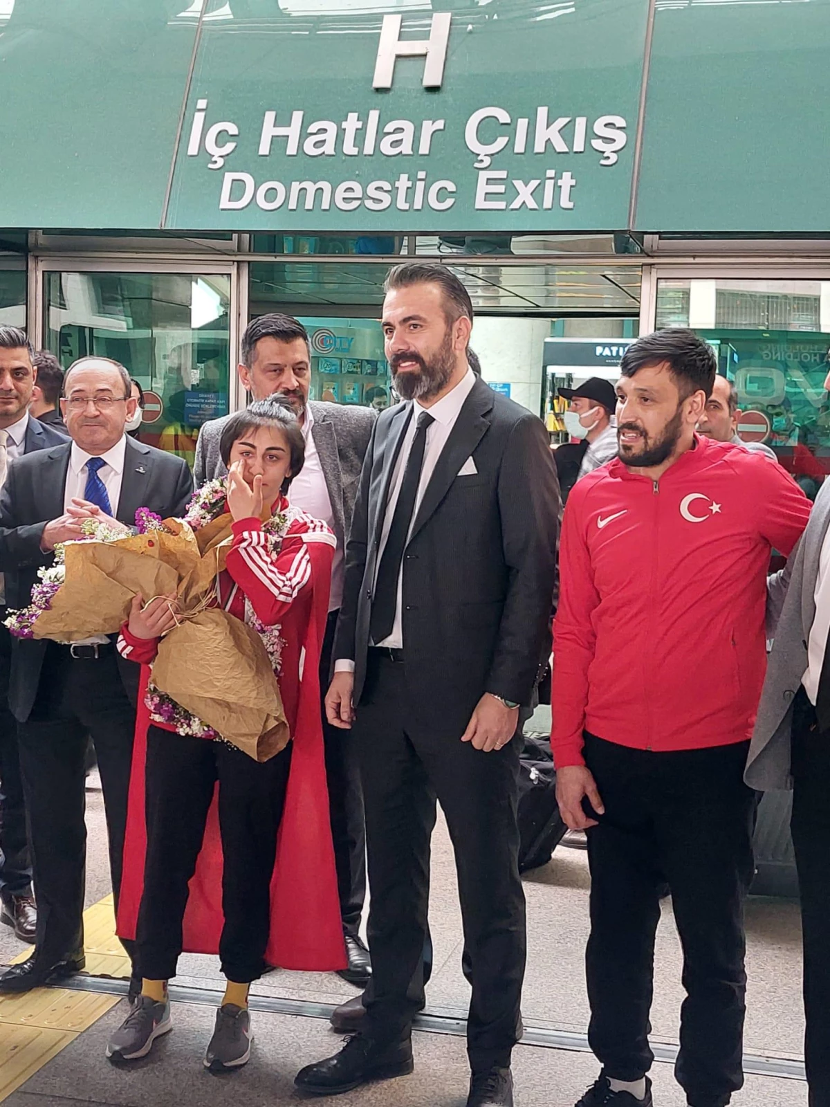 Avrupa şampiyonu milli boksör Filiz Işık, Ankara\'da çiçeklerle karşılandı