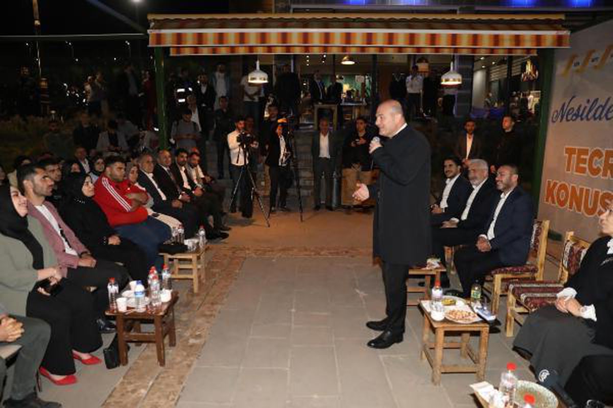 Bakan Soylu, Diyarbakır\'da evlat nöbetindeki ailelerle iftarda buluştu (2)